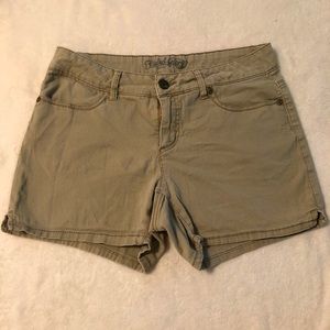 Women’s khaki 3” shorts